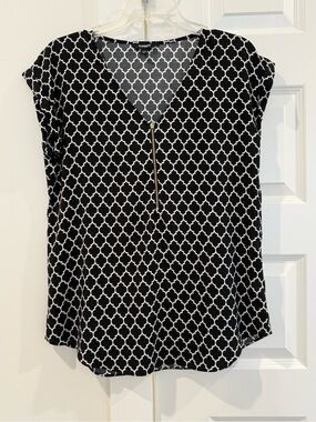 Express Black and White Geo Zip V-Neck Blouse